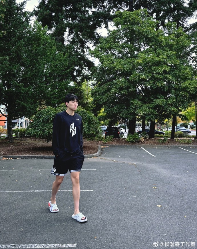 乐鱼体育-杨瀚森工作室分享波特兰秋季近照：小杨的异国时光🍁