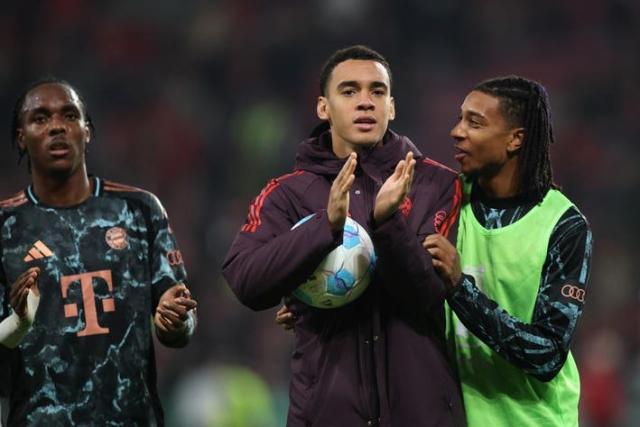 上半场戴帽！穆西亚拉就是孔帕尼心目中的齐祖小罗