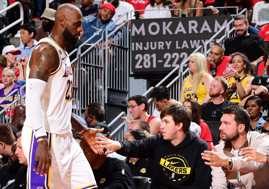 乐鱼体育app-詹姆斯自责8次失误不可接受！东契奇承诺蒂耶罗：帮他交技犯罚款