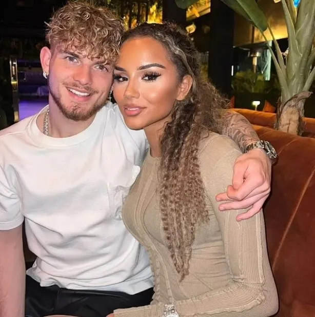 2米16与1米7！霍姆格伦官宣恋情，现女友是维拉中场埃利奥特前任