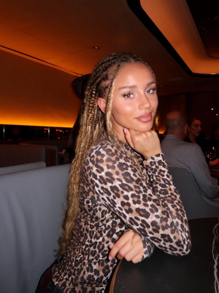 2米16与1米7！霍姆格伦官宣恋情，现女友是维拉中场埃利奥特前任