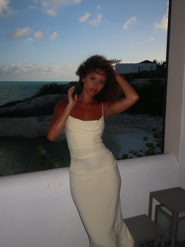 2米16与1米7！霍姆格伦官宣恋情，现女友是维拉中场埃利奥特前任